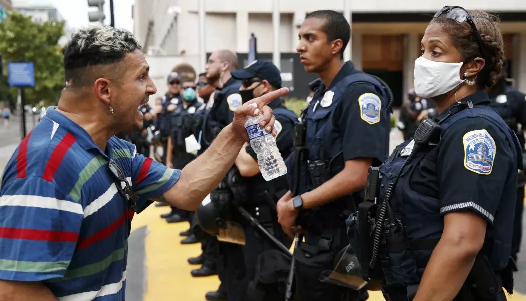 En mann roper til politiet under en demonstrasjon mot rasisme i Washington 23. juni, etter politidrapet på George Floyd i Minneapolis, USA, 25 mai. (AP Photo/Jacquelyn Martin)
