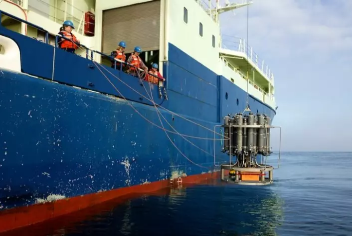 CTD-rosetten låres ned i sjøen over «Knorr»s styrbord side. (Foto: Sindre Skrede)