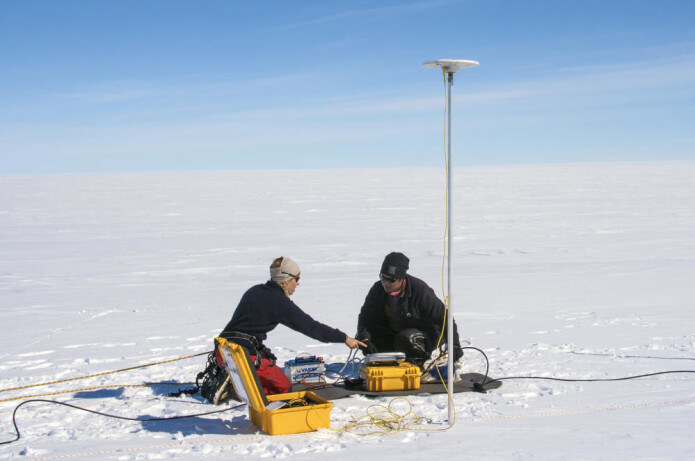 Forskerne Katrin Lindbäck (Norsk Polarinstitutt) og Bhanu Pratap (the National Centre for Polar and Ocean Research in India) i arbeid på isbremmen Nivlisen i Dronning Maud Land. Forskerne Katrin Lindbäck (Norsk Polarinstitutt) og Bhanu Pratap (the National Centre for Polar and Ocean Research in India) i arbeid på isbremmen Nivlisen i Dronning Maud Land.