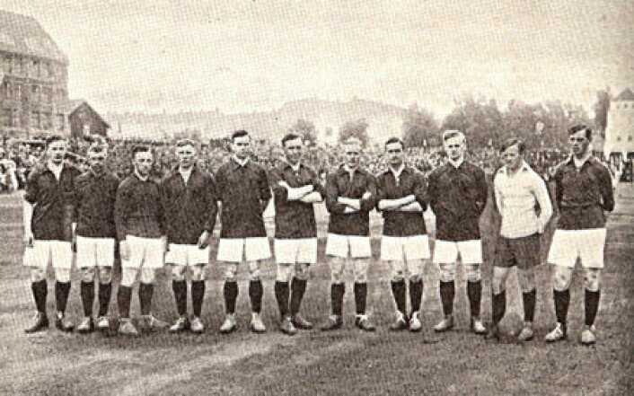 "Dette er laget som stod for den første norske landskampseieren. De slo Danmark 3-1 i 1918."