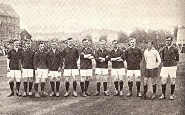 "Dette er laget som stod for den første norske landskampseieren. De slo Danmark 3-1 i 1918." "Dette er laget som stod for den første norske landskampseieren. De slo Danmark 3-1 i 1918."