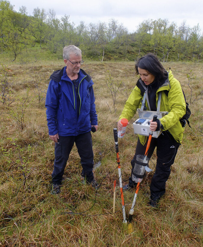 NGU-forsker Janja Knezevic Solberg viser fylkesgeolog Ola Torstensen i Nordland måleutstyret som blir brukt i grafittundersøkelser. Bildet er tatt ved Haugsnesdalen, Bø i Vesterålen. NGU-forsker Janja Knezevic Solberg viser fylkesgeolog Ola Torstensen i Nordland måleutstyret som blir brukt i grafittundersøkelser. Bildet er tatt ved Haugsnesdalen, Bø i Vesterålen.