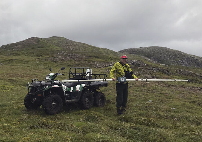 NGU-forsker Håvard Gautneb gjør seg klar til elektromagnetisk kartlegging av bakken. Her på Vardfjellet på Senja. NGU-forsker Håvard Gautneb gjør seg klar til elektromagnetisk kartlegging av bakken. Her på Vardfjellet på Senja.