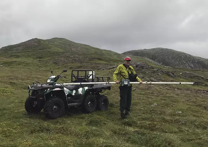 NGU-forsker Håvard Gautneb gjør seg klar til elektromagnetisk kartlegging av bakken. Her på Vardfjellet på Senja.