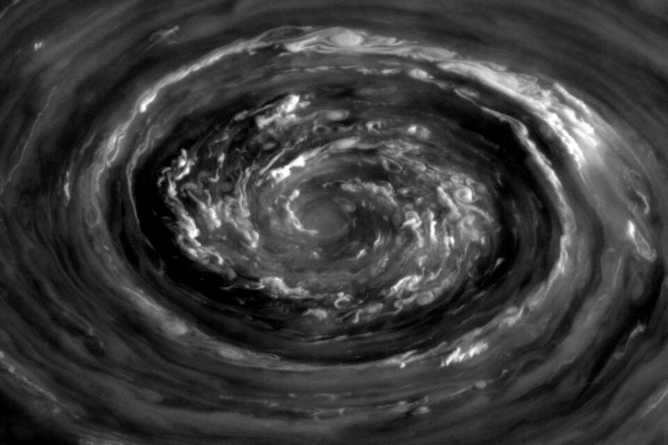 Leter vi på feil måte når vi ser etter liv på andre kloder? Dette er en virvel i den tette atmosfæren nær nodrpolen til gassplaneten Saturn. Bildet er tatt av romsonden Cassini, 27. november 2012. (Foto: NASA)
