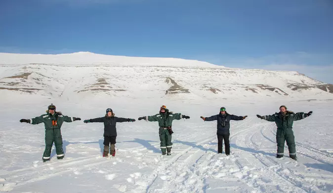 Ingeniør Stein Tore Pedersen, veterinær Tone Heide, forsker Åshild Ønvik Pedersen, dyrepleier Kamilla Buran og ph.d.-student Larissa T. Beumer tok sine forholdssregler da var på reinsdyrfelt på Svalbard i koronatida.