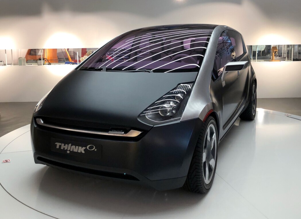 Den siste Think-modellen ble designet med hjelp fra Porsche i 2008. Dette kunne ha blitt et norsk industrieventyr. Designet er det ingenting å si på. Teknologien var også på plass. Men Think-fabrikken var trolig noen år for tidlig ute med elbilene sine. Den siste Think-modellen ble designet med hjelp fra Porsche i 2008. Dette kunne ha blitt et norsk industrieventyr. Designet er det ingenting å si på. Teknologien var også på plass. Men Think-fabrikken var trolig noen år for tidlig ute med elbilene sine.
