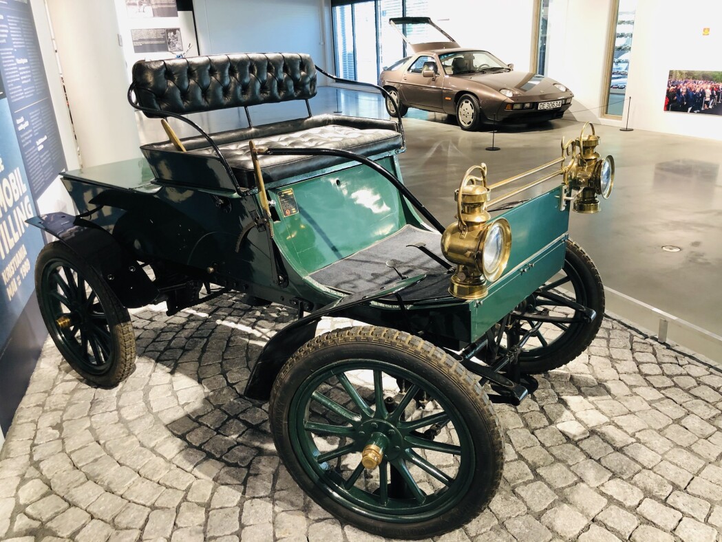 I bakgården i Akersgata 47 i Kristiania bygde Markus Hansen Fossum denne bilen med 4 hestekrefters motor. Bilen ble registrert første gang i 1907. I bakgården i Akersgata 47 i Kristiania bygde Markus Hansen Fossum denne bilen med 4 hestekrefters motor. Bilen ble registrert første gang i 1907.