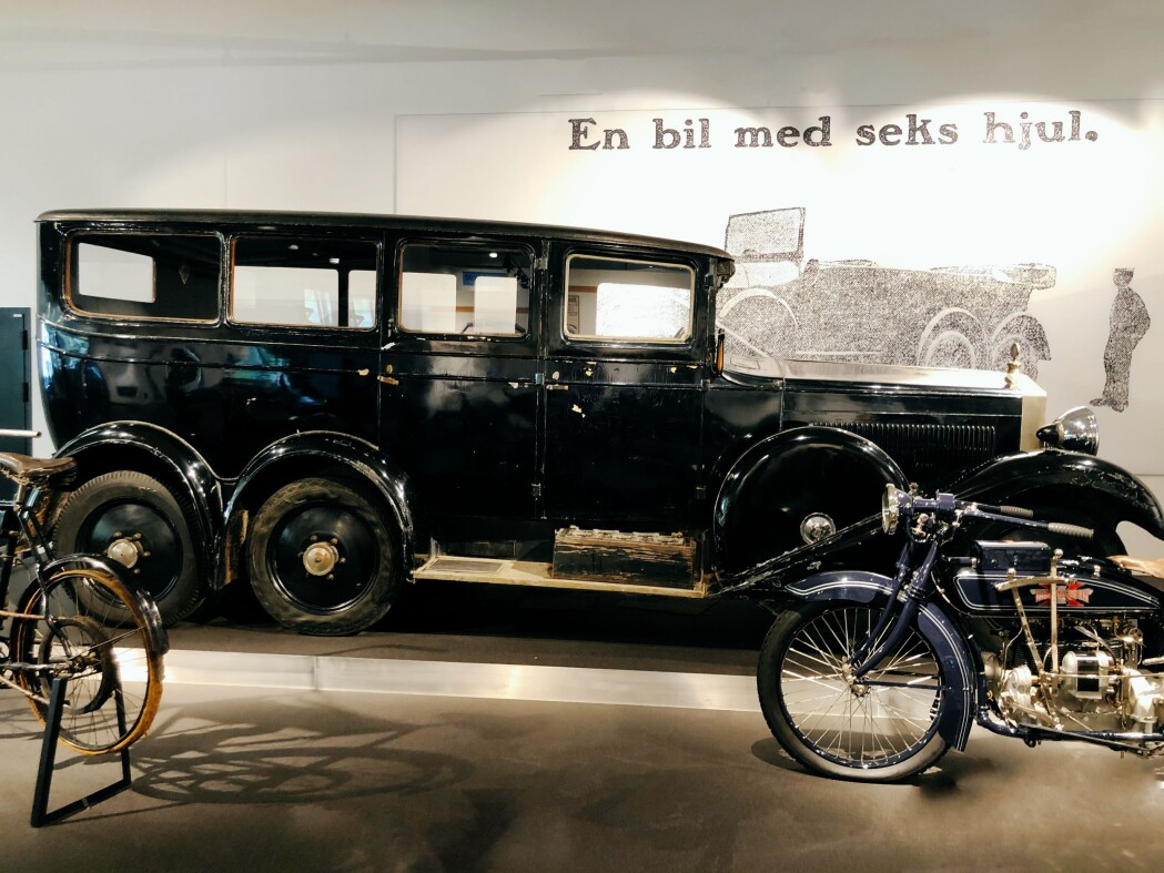 Den store Mustad-bilen med klengenavnet <i>Giganten</i> ble bare lagd i ett eneste eksemplar, men inneholdt flere avanserte løsninger som trekk og bremser på alle de fire bakhjulene. Bilen hadde også hovedlys som fulgte forhjulenes bevegelser til høyre og venstre. Den store Mustad-bilen med klengenavnet <i>Giganten</i> ble bare lagd i ett eneste eksemplar, men inneholdt flere avanserte løsninger som trekk og bremser på alle de fire bakhjulene. Bilen hadde også hovedlys som fulgte forhjulenes bevegelser til høyre og venstre.