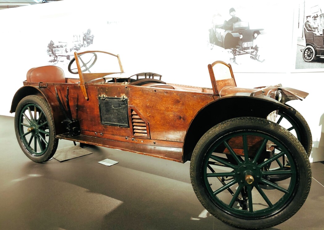 Gjøvik var også for hundre år siden et sted med mange kreative industrifolk. Bjering-bilen ble lagd i seks eksemplarer og de fire første hadde karosseri av tre. Bilen veier kun 300 kilo og motoren står plassert mellom fører og passasjer. Om vinteren kunne bilen utstyres med meier foran og kjettinger på bakhjulene. Gjøvik var også for hundre år siden et sted med mange kreative industrifolk. Bjering-bilen ble lagd i seks eksemplarer og de fire første hadde karosseri av tre. Bilen veier kun 300 kilo og motoren står plassert mellom fører og passasjer. Om vinteren kunne bilen utstyres med meier foran og kjettinger på bakhjulene.