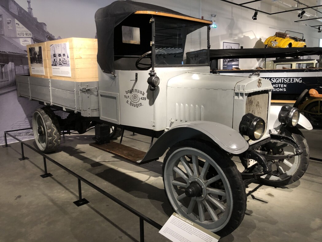 Staværn Bilfabrikk satset på elmotorer og de første elektriske lastebilene sto ferdige i 1919. Men etter å ha lagd ti elbiler konkluderte man med at batteriet ble for stort og tungt, og gikk over til bensinmotorer. Totalt rundt 40 lastebiler ble produsert i Stavern før fabrikken gå opp på grunn av hard konkurranse fra utenlandsk masseproduksjon. Denne bilen sto i 40 år lagret på et verksted i Sandefjord og er i dag det eneste kjente eksemplaret av Staværn-lastebilen. Staværn Bilfabrikk satset på elmotorer og de første elektriske lastebilene sto ferdige i 1919. Men etter å ha lagd ti elbiler konkluderte man med at batteriet ble for stort og tungt, og gikk over til bensinmotorer. Totalt rundt 40 lastebiler ble produsert i Stavern før fabrikken gå opp på grunn av hard konkurranse fra utenlandsk masseproduksjon. Denne bilen sto i 40 år lagret på et verksted i Sandefjord og er i dag det eneste kjente eksemplaret av Staværn-lastebilen.