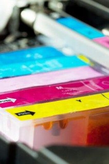 Danske forskere har tidligere vist at nanopartikler av typen carbon black fra for eksempel toner i printere gir flere DNA-skader i leveren – noe som øker risikoen for kreft. Ny studie antyder nå at vi også kan få svakere blodårer av nanopartikler i magen og tarmen, muligens fra matvarer med svart fargestoff. (Foto: Colourbox) Danske forskere har tidligere vist at nanopartikler av typen carbon black fra for eksempel toner i printere gir flere DNA-skader i leveren – noe som øker risikoen for kreft. Ny studie antyder nå at vi også kan få svakere blodårer av nanopartikler i magen og tarmen, muligens fra matvarer med svart fargestoff. (Foto: Colourbox)
