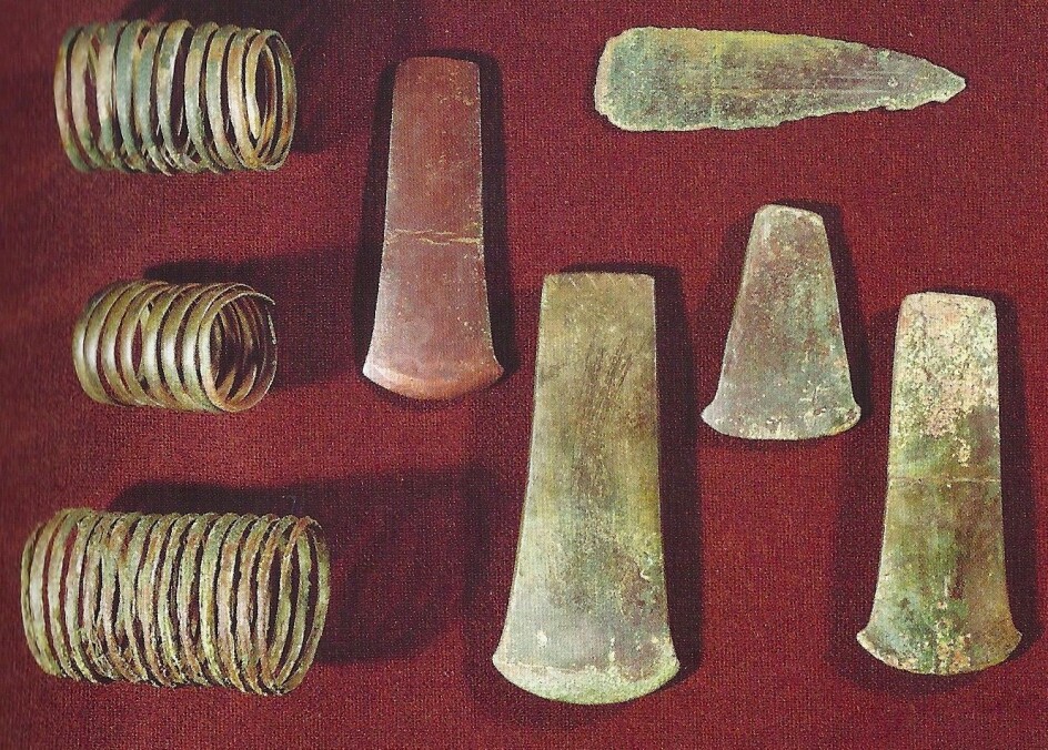 Bildet viser en rekke danske kobberfunn fra bondesteinalderen (i alt 3,2 kg kobber). Kobberspiralene er antagelig armbånd, ut over dette ses fire kobberøkser samt en kobberdolk. Den minste øksen og dolken er importert, mens de andre er støpt i Danmark, mener Lutz Klassen.