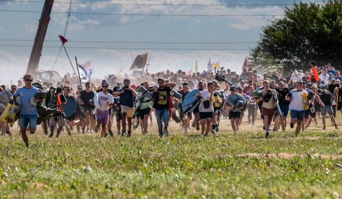 Hvert år velter folk gjerdet og stormer inn på festivalplassen i Roskilde for å få de beste teltplassene. Hvert år velter folk gjerdet og stormer inn på festivalplassen i Roskilde for å få de beste teltplassene.