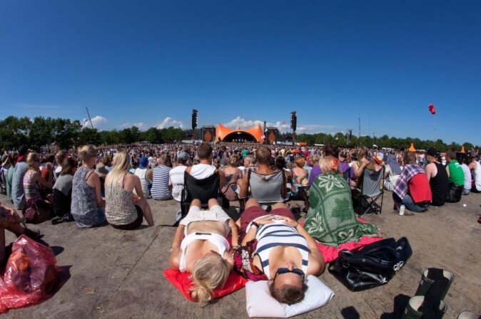 Roskilde Festival: Identitetsmarkør, ikonisk sommerfeiring, sosial smeltedigel, en øy i dagliglivet og for mange sommerens høydepunkt. Roskilde Festival: Identitetsmarkør, ikonisk sommerfeiring, sosial smeltedigel, en øy i dagliglivet og for mange sommerens høydepunkt.