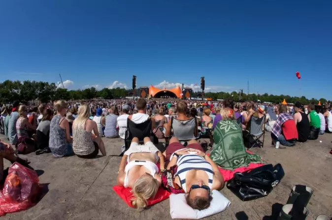 Roskilde Festival: Identitetsmarkør, ikonisk sommerfeiring, sosial smeltedigel, en øy i dagliglivet og for mange sommerens høydepunkt.