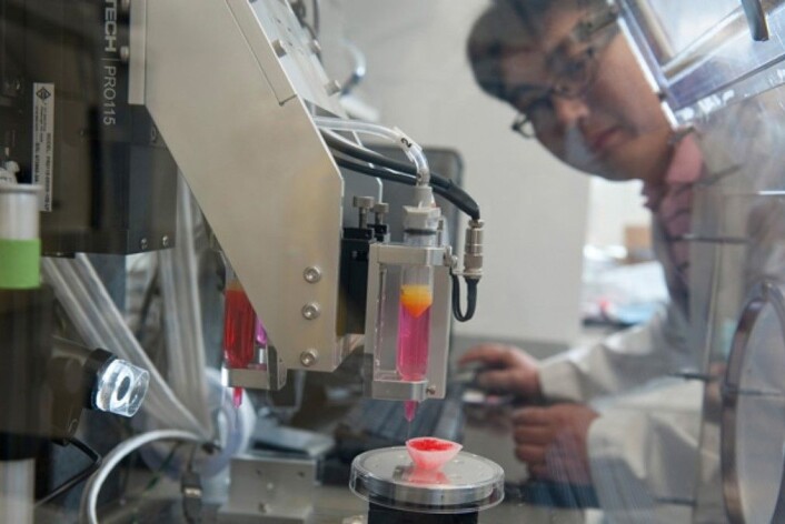 3D-printere legger celler oppå hverandre, lag for lag. Forskere håper å snart kunne printe ut fullverdige organer. (Foto: WIFM) 3D-printere legger celler oppå hverandre, lag for lag. Forskere håper å snart kunne printe ut fullverdige organer. (Foto: WIFM)