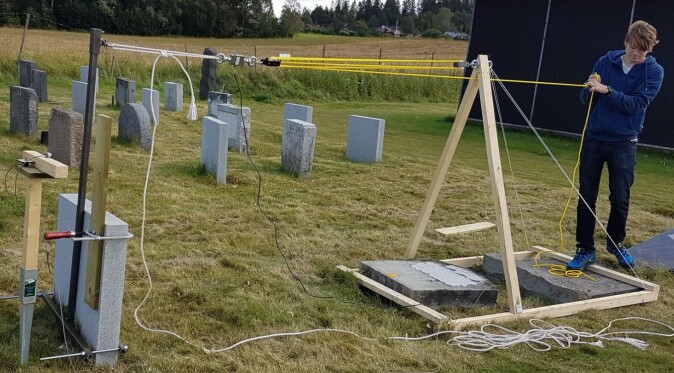 Forskerne testet blant annet hvor mye vekt et gravminne tåler før den velter. Bildet er tatt på forsøksfeltet på Ås, Norges miljø- og biovitenskapelige universitet (NMBU). Forskerne testet blant annet hvor mye vekt et gravminne tåler før den velter. Bildet er tatt på forsøksfeltet på Ås, Norges miljø- og biovitenskapelige universitet (NMBU).