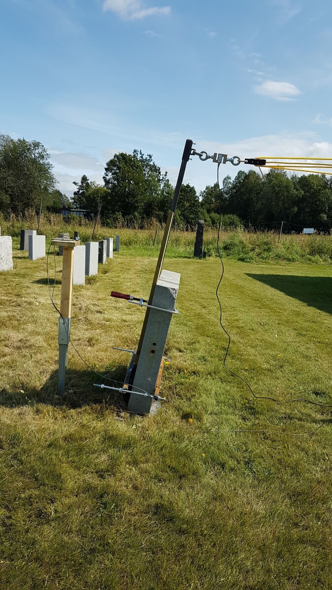 Med lange bolter som stikker dypt i bakken veltet ikke gravminnet overende, selv om boltene vridde seg. Med lange bolter som stikker dypt i bakken veltet ikke gravminnet overende, selv om boltene vridde seg.