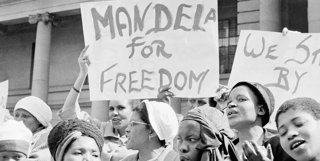 Demonstrerer for frihet: Kvinner i Sør-Afrika demonstrerer sammen med Winnie Mandela for frigjøring av Nelson Mandela i 1962. Mandela kjempet blant annet for demokratiske valg og frihet fra rasediskriminering. Han endte opp i fengsel i 27 år, og ble senere Sør-Afrikas president.