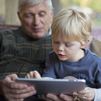 Eldre med kognitive svekkelser strever med å bruke en Ipad til å slå på lyset i eget hjem. (Foto: Shutterstock) Eldre med kognitive svekkelser strever med å bruke en Ipad til å slå på lyset i eget hjem. (Foto: Shutterstock)