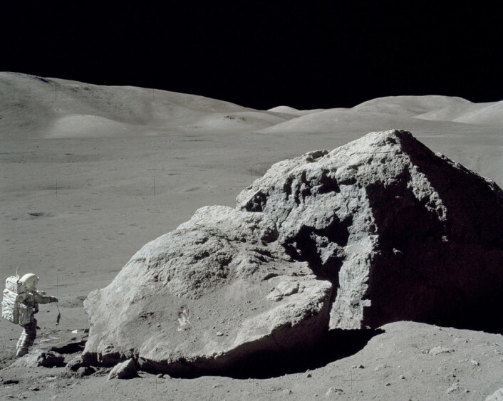 Astronauten Harrison Schmitt blir liten ved siden av steinen i Taurus-Littrow-dalen ved Mare Serenitatis på månen. (Foto: NASA) Astronauten Harrison Schmitt blir liten ved siden av steinen i Taurus-Littrow-dalen ved Mare Serenitatis på månen. (Foto: NASA)