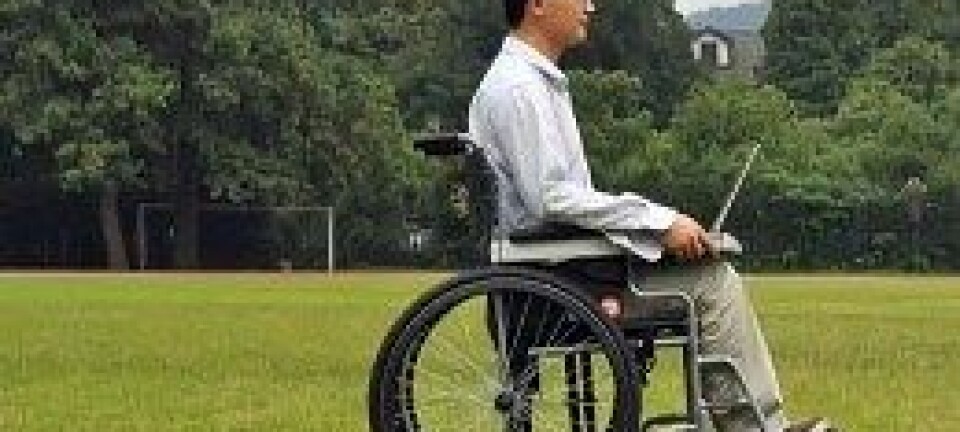 Ein rullestolbrukar styrer Flying Buddy 2 med hårbøyel og laptop. Zhejiang University