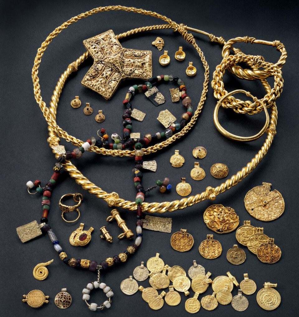 Hoen-skatten ble funnet i en myr i 1834. Det er 50 smykker, 20 mynter og 200 perler og halvedelstener. De kommer fra det som nå er Midtøsten og hele Europa, men noen av smykkene er produsert i Norge.