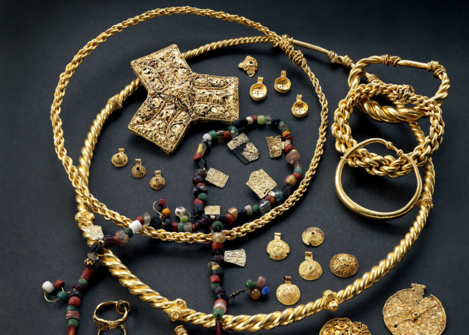 Hoen-skatten som ble funnet i en myr i 1834. Det er 50 smykker, 20 mynter og 200 perler og halvedelstener. De kommer fra det som nå er Midtøsten og hele Europa, men noen av smykkene er produsert i Norge.