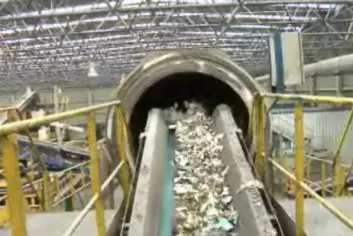 Nye søppelsorteringsmaskiner i Follo sorterer plast- og matavfall for innbyggarane. (Foto: NRK)