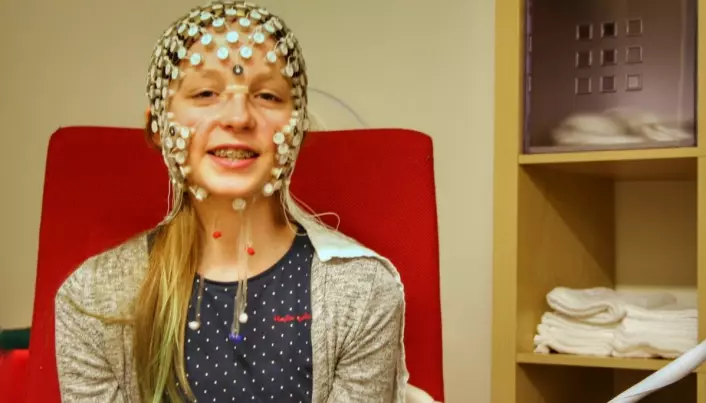 Her er en jente som har vært med i forskningen. Hun har fått på seg en hette med masse sensorer som måler hva som skjer i hjernen hennes når hun ser en film.