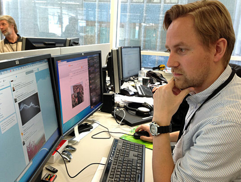 VG-journalist Rune Thomas Ege følger kontinuerlig med på Twitter for å fange opp nyheter fra utlandet. Han er like kritisk til sosiale medier som til andre kilder. (Foto: Ida Kvittingen)