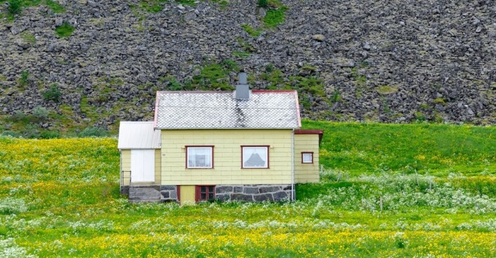 Fraflyttingen fra bygdesamfunn er dramatisk. Kommersialisering av jakt og fiske er en aktuell mulighet for å trekke til seg turister. Men lokalbefolkningen er ofte ikke villige til å dele på ressursene. (Foto: Bjørn Jørgensen/Samfoto) Fraflyttingen fra bygdesamfunn er dramatisk. Kommersialisering av jakt og fiske er en aktuell mulighet for å trekke til seg turister. Men lokalbefolkningen er ofte ikke villige til å dele på ressursene. (Foto: Bjørn Jørgensen/Samfoto)