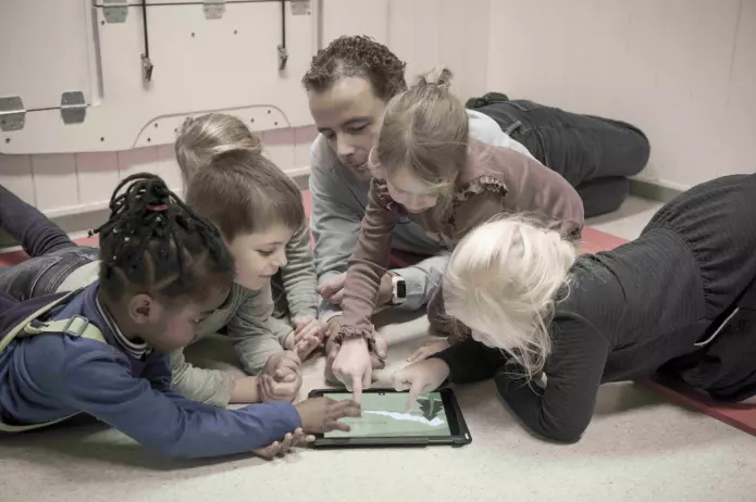 De interaktive mulighetene drar barna i én retning, samtidig som barnehagelæreren jobber for å holde på barnas oppmerksomhet og få dem med i samtaler.