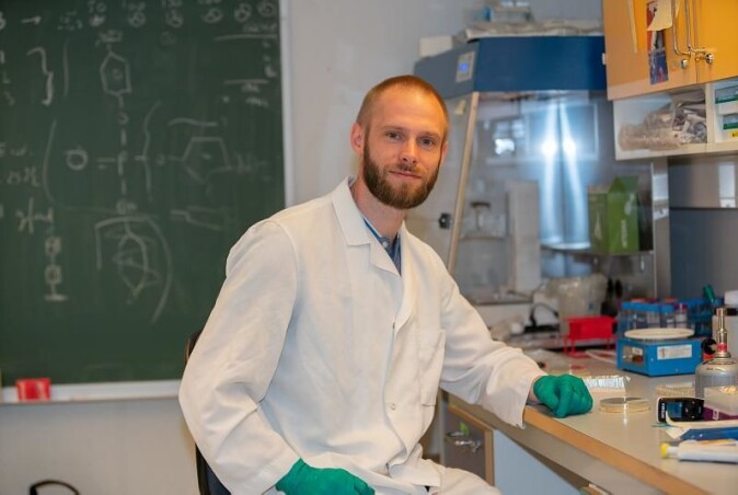 Vidar Sørum, post-doktor ved Institutt for farmasi ved UiT Norges arktiske universitet, har tilbragt mange timer på laben ved UiT i Tromsø. Vidar Sørum, post-doktor ved Institutt for farmasi ved UiT Norges arktiske universitet, har tilbragt mange timer på laben ved UiT i Tromsø.