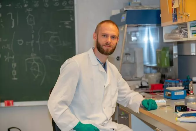 Vidar Sørum, post-doktor ved Institutt for farmasi ved UiT Norges arktiske universitet, har tilbragt mange timer på laben ved UiT i Tromsø.