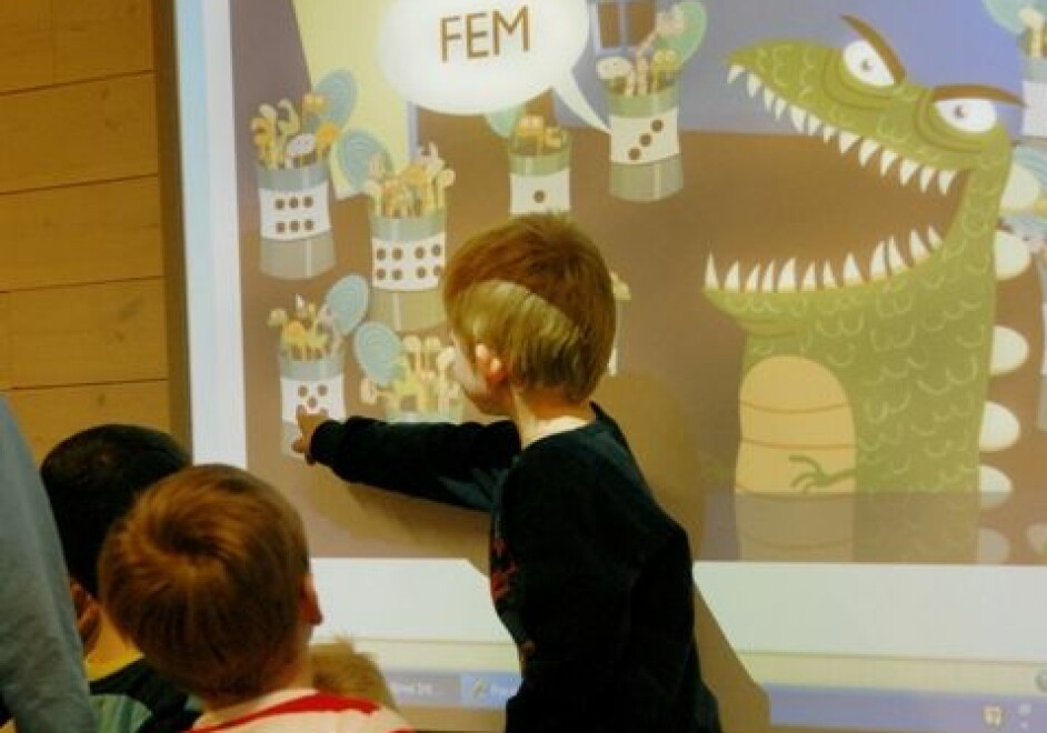 Fire- og femåringene i Tinnstua barnehage i Kristiansand klager ikke når mattematikk er dagens inneaktivitet. Her er det MatteMonsteret som skal fores. (Foto: Sidsel Jørgensen)