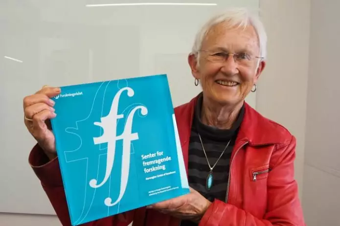 – Ideen om å etablere en SFF-ordning kom ikke fra en enkeltperson, forteller Kari Kveseth, mens hun viser fram plaketten som skal henge på veggen i Hylleraas-senteret i Oslo de neste ti årene.