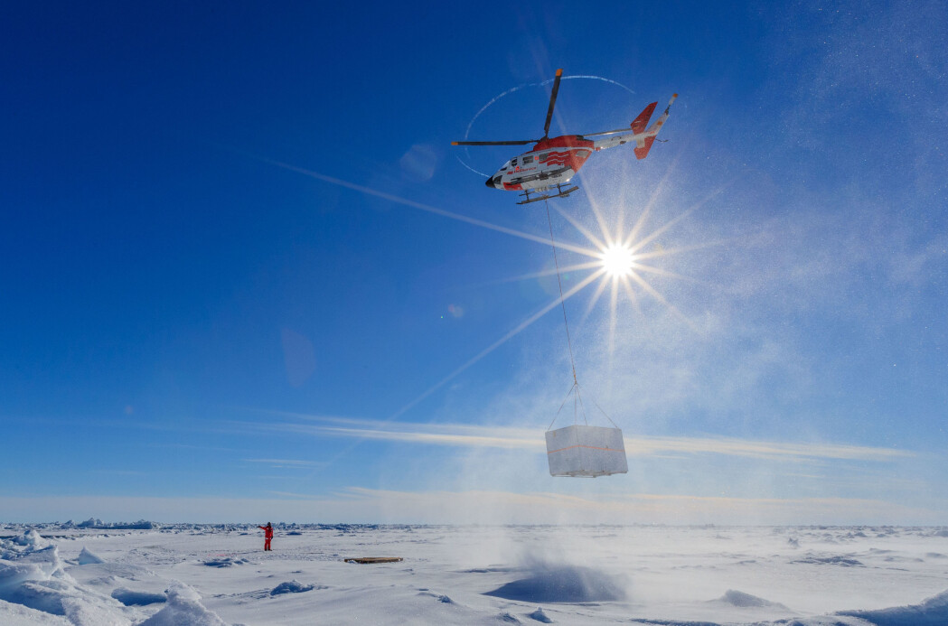 Helikopter brukes til å flytte rundt på installasjoner på isen Helikopter brukes til å flytte rundt på installasjoner på isen