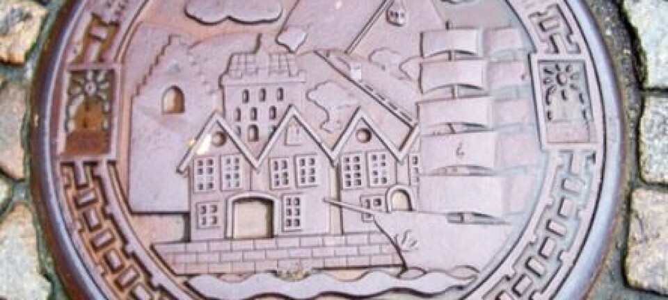 I Bergen finst det kumlokk som viser fram byen sine attraksjonar, som Bryggen, Rosenkranztårnet, Håkonshallen, ”Statsraad Lehmkuhl”, Fløibanen og Ulriken. Øyvind Sirevaag
