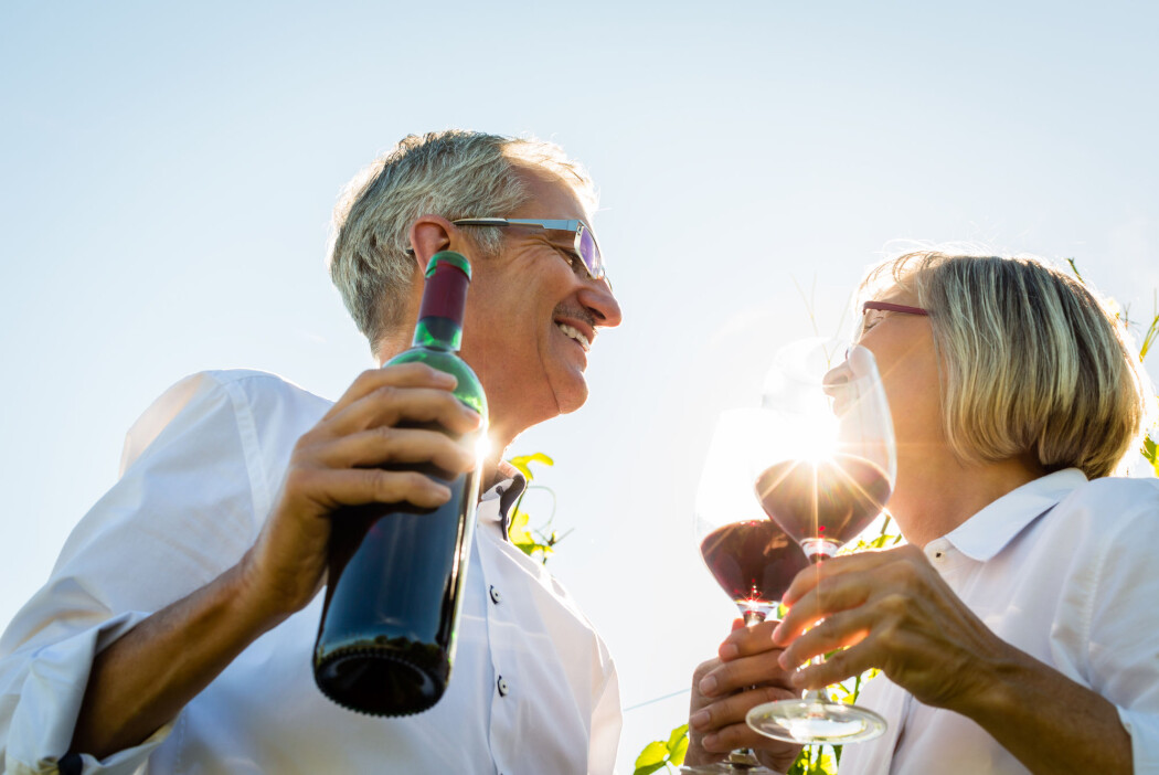 Påstanden om at et glass vin om dagen er bra for hjertet har du sikkert hørt mange ganger. Nå vil en ny studie ha det til at en alkoholenhet eller to om dagen kan bidra til at eldre opprettholder en god mental helse. Men er det for godt til å være sant? Påstanden om at et glass vin om dagen er bra for hjertet har du sikkert hørt mange ganger. Nå vil en ny studie ha det til at en alkoholenhet eller to om dagen kan bidra til at eldre opprettholder en god mental helse. Men er det for godt til å være sant?