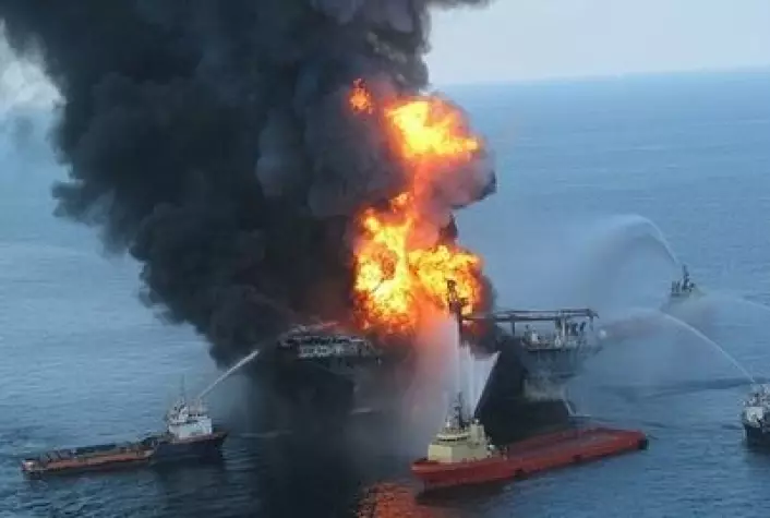 Oljeriggen Deepwater Horizon skaper nye problemer, to og et halvt år etter det sto i flammer. (Foto: US Coastguard)