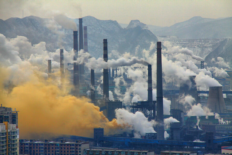 Målet til forskeren er å integrere miljøproblemer med økonomiske aktiviteter. Bildet viser Benxi, stålindustri i Kina, februar 2013. (Foto: Andreas/Wikimedia Commons)