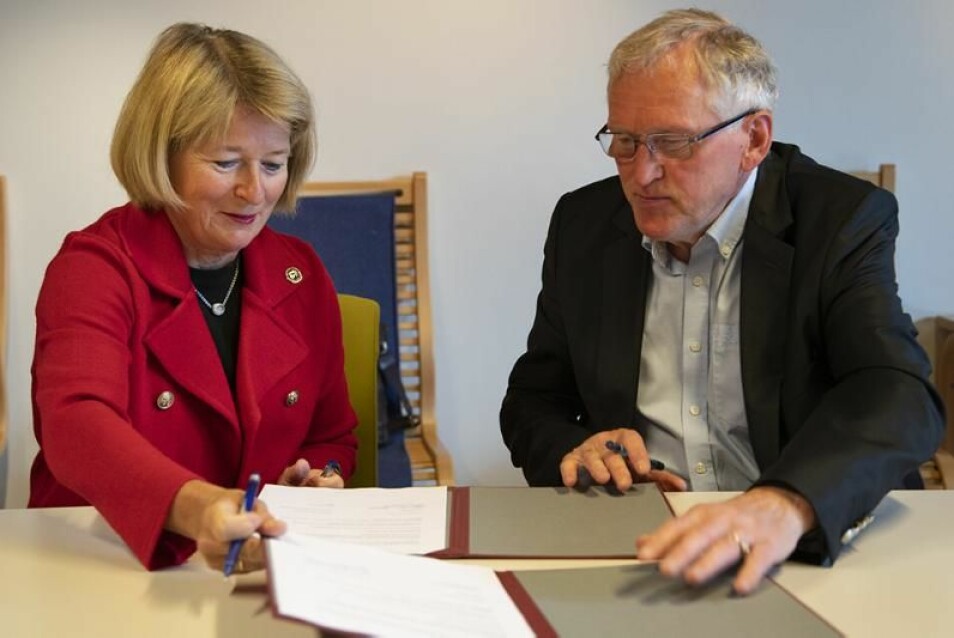 UiT-rektor Anne Husebekk og leder av interimsstyret til Kvääniteatteri, Torbjørn Naimak, har undertegnet en samarbeidsavtale.