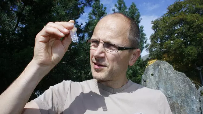 Torbjørn Ekrem med rør til å oppbevare insekter i. (Foto: Stina Åshildsdatter Grolid)