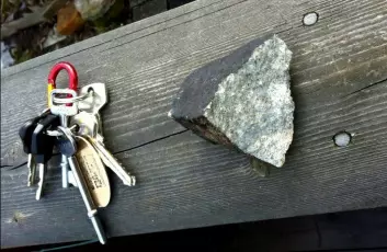 Her er størrelsen på meteoritten sammenliknet med et nøkkelknippe. (Foto: Rune Thomassen)