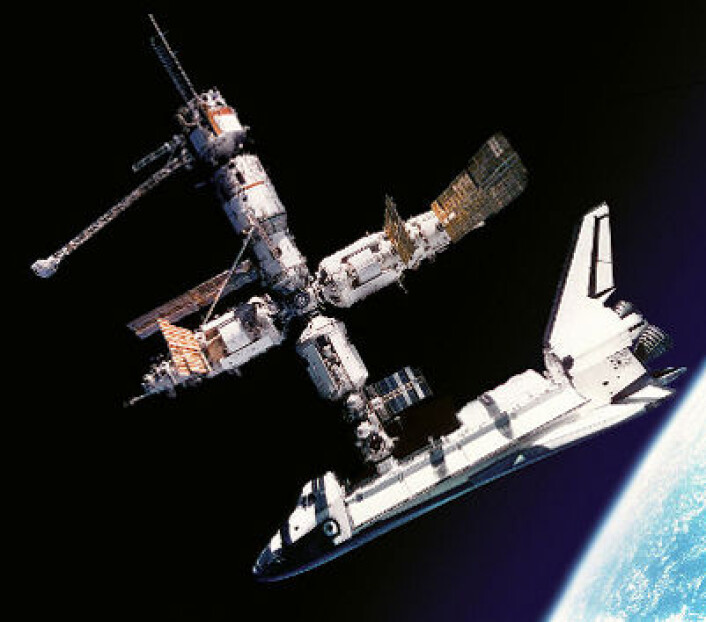 Romferga Atlantis dokker med romstasjonen MIR 4. juli 1995. (Foto: NASA) Romferga Atlantis dokker med romstasjonen MIR 4. juli 1995. (Foto: NASA)