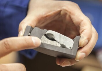 Bildet viser innmaten av et batteri etter behandling med høytemperatur metallurgiske prosesser. Separert ut i midten nederst er en nikkel-og kobberlegering, mens slagget øverst til høyre inneholder sjeldne jordartsmetaller. (Foto: Thor Nielsen/Sintef) Bildet viser innmaten av et batteri etter behandling med høytemperatur metallurgiske prosesser. Separert ut i midten nederst er en nikkel-og kobberlegering, mens slagget øverst til høyre inneholder sjeldne jordartsmetaller. (Foto: Thor Nielsen/Sintef)