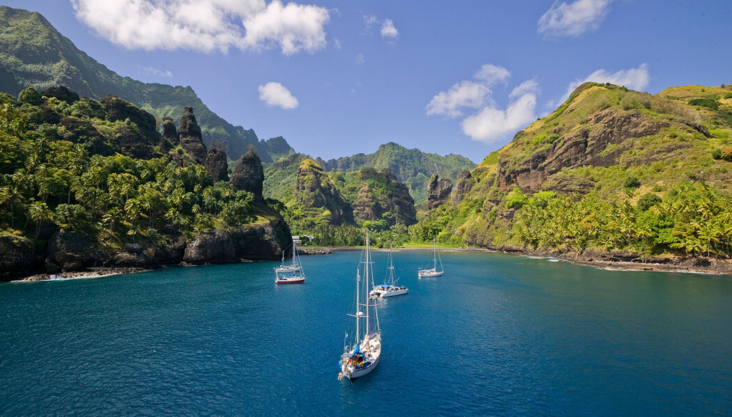 Her på fatu Hiva var Thor Heyerdahl på bryllupsreise med sin kone Liv. Her på fatu Hiva var Thor Heyerdahl på bryllupsreise med sin kone Liv.