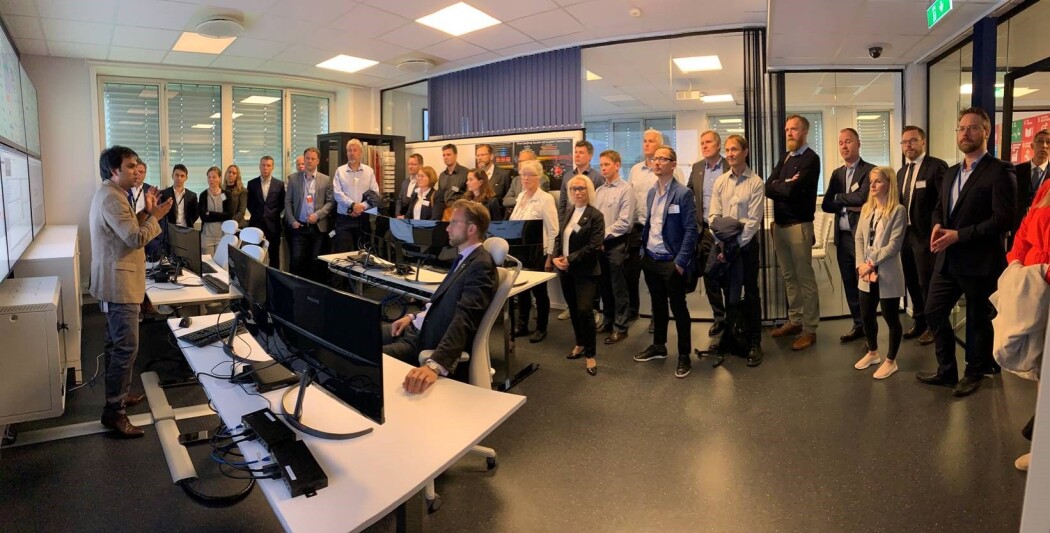 Fra åpningen av Senter for datasikkerhet ved IFE i fjor. Seniorforsker Vikash Katta (tv.) presenterer senteret for daværende digitaliseringsminister Nikolai Astrup (sittende). Fra åpningen av Senter for datasikkerhet ved IFE i fjor. Seniorforsker Vikash Katta (tv.) presenterer senteret for daværende digitaliseringsminister Nikolai Astrup (sittende).